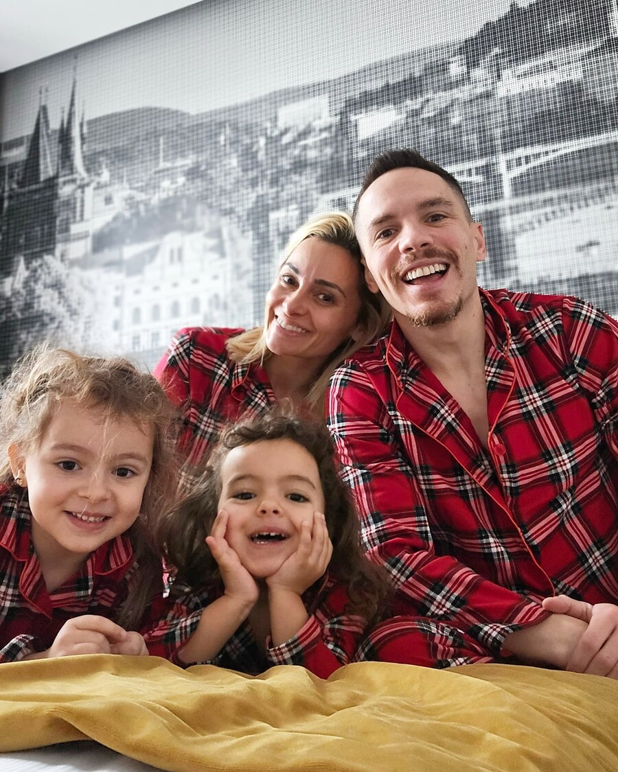 PETROUNIAS_FAMILY_ILL_2_e93bf.jpg