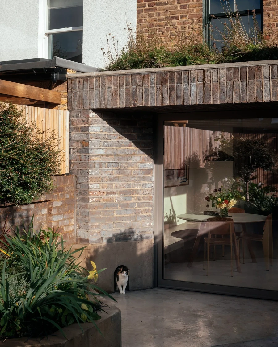 stoke-newington-extension-vatraa-architecture-residential-houses-london_dezeen_2364_col_7-1704x2130-1_b27e9.webp