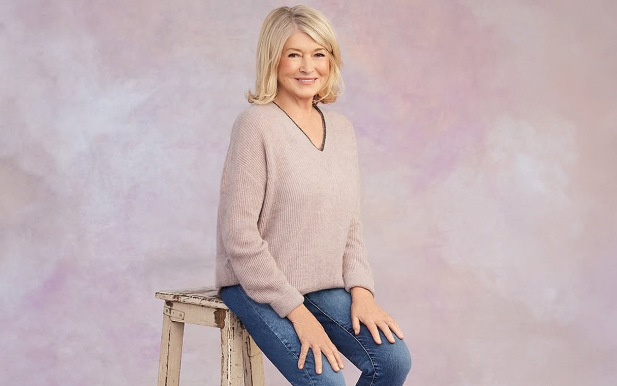 Η Martha Stewart χρησιμοποιεί την ενυδατική κρέμα-primer που οι καταναλωτές λένε ότι είναι το μυστικό για μια “φυσική λάμψη”