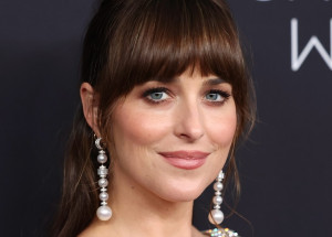 Το nude lip combo της Dakota Johnson είναι η ιδανική επιλογή για τα μέσα του φθινοπώρου