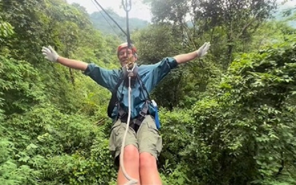 Γιάννης Στάνκογλου: Αφού χάϊδεψε τις τίγρεις, κάνει zipline πάνω από τη ζούγκλα