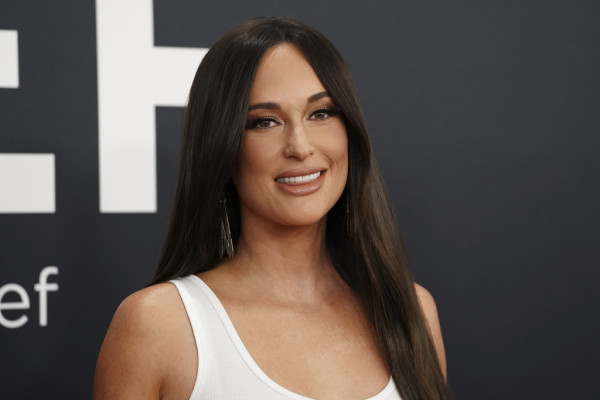 Το προϊόν contour που χρησιμοποίησε η Kacey Musgraves για αψεγάδιαστα ζυγωματικά στα Grammys