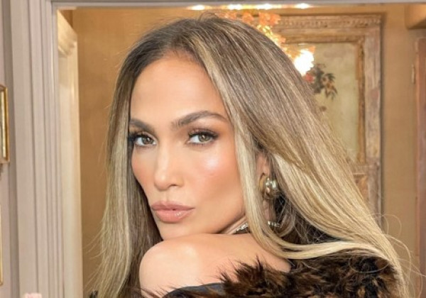 Η Jennifer Lopez δοκίμασε την τάση των butter yellow nails για το καλοκαίρι