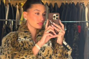 Το ροζ jelly μανικιούρ της Hailey Bieber είναι ό,τι πιο Valentine&#039;s Day έχουμε δει