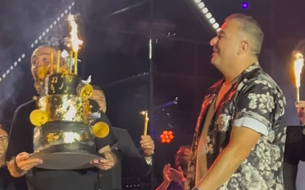 Αντώνης Ρέμος: Surprise Birthday στη Χαλκιδική με 3000 φανς να του τραγουδούν