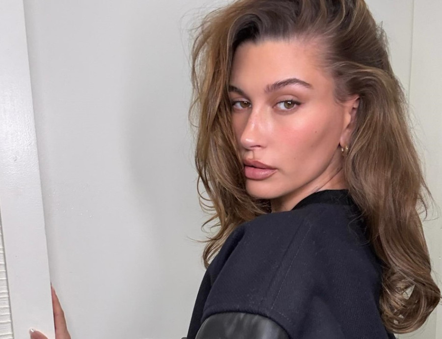 Βρήκαμε το viral concealer που «ορκίζεται» τώρα η Hailey Bieber