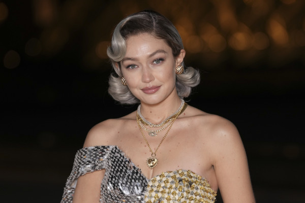 Το νέο «Silver Tequila» Bob της Gigi Hadid στην Εβδομάδα Μόδας του Παρισιού