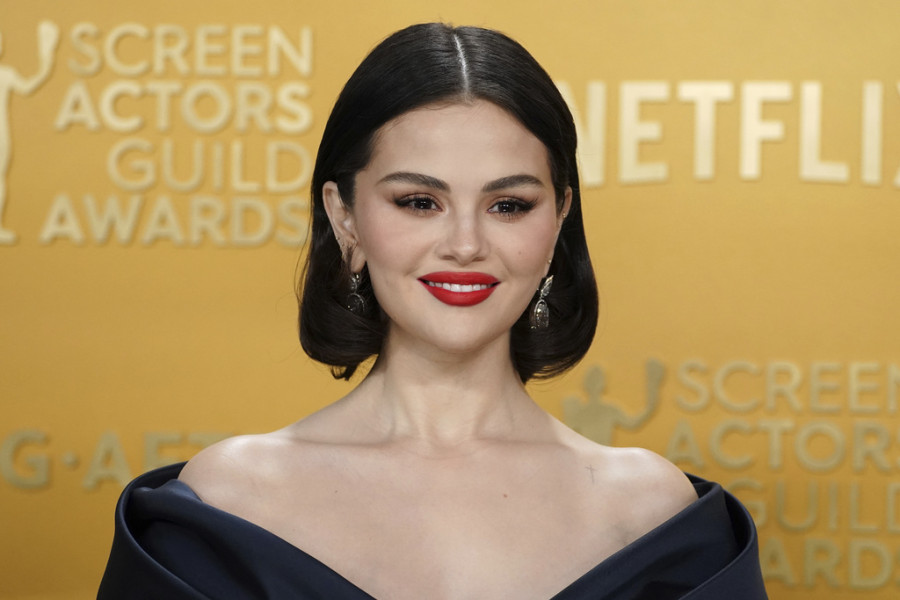 Η Selena Gomez χρωστά τη λάμψη της σε αυτόν τον οικονομικό ορό, που σύμφωνα με τους fans κάνει τους πόρους «μικρότερους»