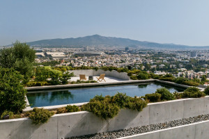 Και όμως, αυτή η φουτουριστική αλλά καταπράσινη κατοικία βρίσκεται στην Αθήνα!