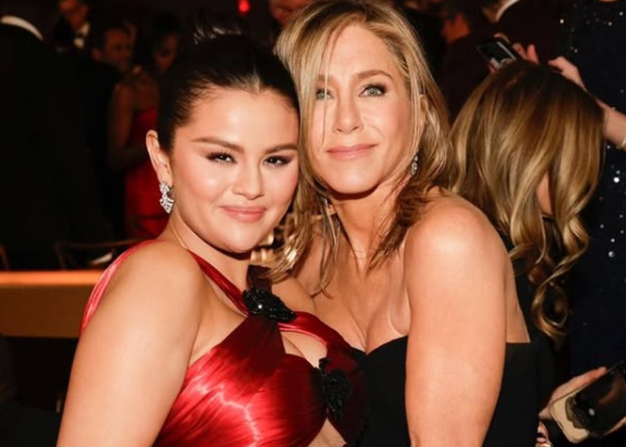 Selena Gomez &amp; Jennifer Aniston αναπαράστησαν μια εμβληματική σκηνή από τα Φιλαράκια