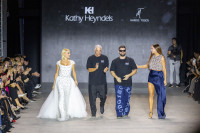 Athens Fashion Week: Παναγιώταρου και Στικούδη αποθεώθηκαν στην επίδειξη του Οίκου Kathy Heyndels