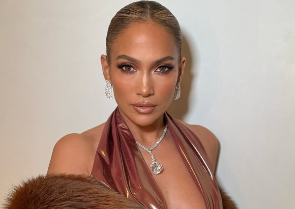 Η άψογη, flawless επιδερμίδα της Jennifer Lopez οφείλεται σε αυτό το πολυτελές foundation