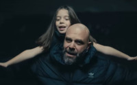 Stavento: Με την κόρη του Ανατολή Κουινέλη στο clip Χειροβομβίδα