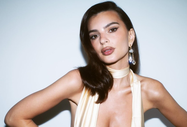 Η Emily Ratajkowski φόρεσε την πιο μικροσκοπική φούστα στο καρναβάλι του Ρίο και ανάβει φωτιές