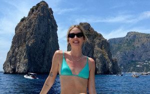 Η Chiara Ferragni κατακάηκε στο Capri και φάνηκε στο αβυσσαλέο ντεκολτέ της