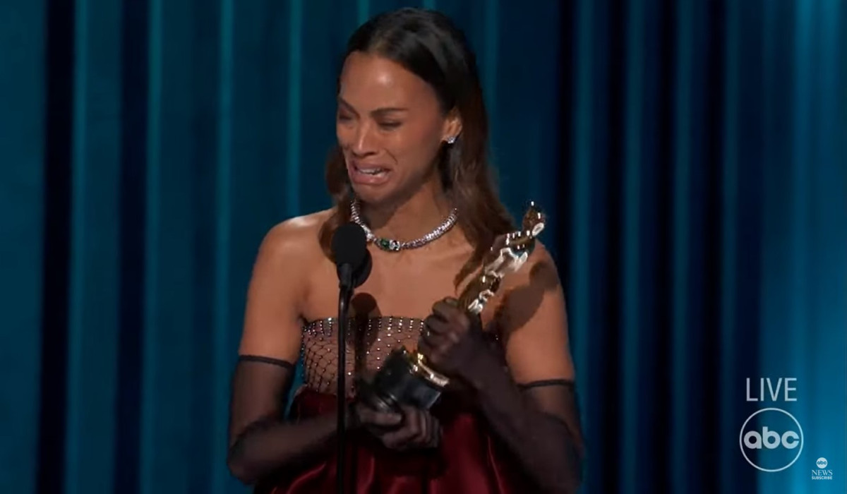 Zoe Saldana: Παρέλαβε το Oscar κλαίγοντας και δηλώνοντας «Είμαι περήφανο παιδί μεταναστών»