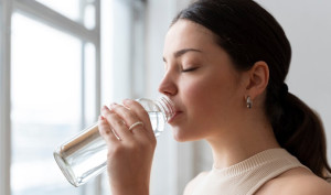 Ξεχάστε τον κανόνα που λέει να πίνετε 8 ποτήρια νερό την ημέρα