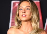 Η Sydney Sweeney μόλις έβαψε τα μαλλιά της σε "Dark Suede Blonde"