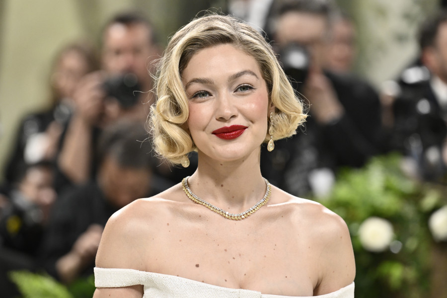 PSA: Η Gigi Hadid επιτέλους περπάτησε στη πασαρέλα κατά την διάρκεια του Fashion Week στο Παρίσι