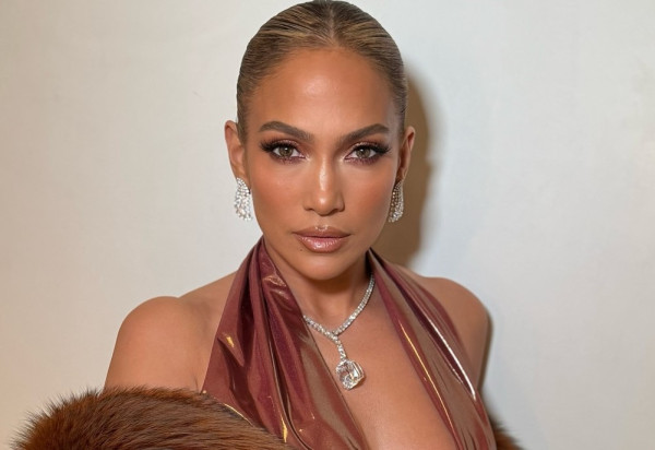 Η Jennifer Lopez υιοθέτησε ξανά τα curtain bangs για την άνοιξη