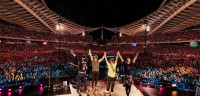 Coldplay: Το απόλυτο υπερθέαμα, οι Έλληνες και ξένοι διάσημοι και τα ελληνικά του Chris Martin