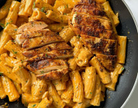 Creamy chicken pasta: Πώς θα φτιάξεις την πιο γευστική μακαρονάδα σε χρόνο μηδέν