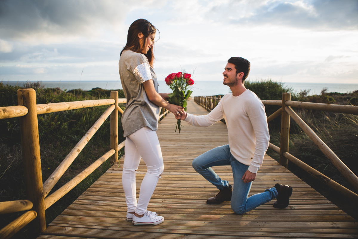 Valentine&#039;s Proposal Day: Έλα να το πάρουμε αλλιώς. Πρέπει όντως να περιμένεις να σου κάνει πρόταση;