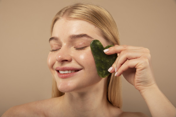 Gua Sha: Το beauty tool που συνδυάζει λαμπερή επιδερμίδα και χαλάρωση