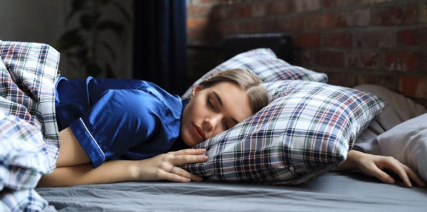 Ιδρώνεις στον ύπνο σου; Γιατί συμβαίνει αυτό και τρόποι να το αντιμετωπίσεις