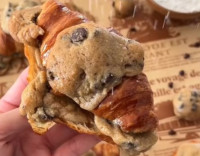 Η απόλυτη συνταγή για cookie dough croissants