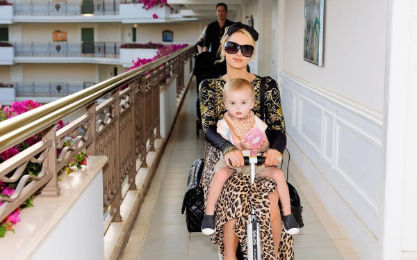 Paris Hilton: Βολτάρει σε πολυτελές resort στο Maui καβαλώντας τη…βαλίτσα της!