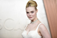 Η Elle Fanning ήταν σαν πριγκίπισσα με λευκή δαντέλα στα Oscars του 2025