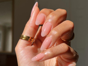 BB nails: Η τάση στο μανικιούρ που υιοθετούν όλα τα «clean» girls