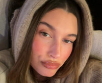 Φέτος τον χειμώνα θα αντιγράψουμε το "cinnamon girl" makeup της Hailey Bieber