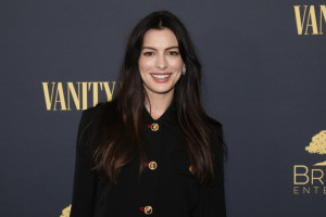 Το Γαλλικό twist της Anne Hathaway μας δίνει princess vibes