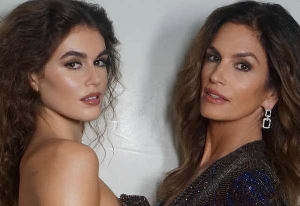 Η Cindy Crawford παίρνει πλέον στυλιστικά μαθήματα από την κόρη της, Kaia Gerber