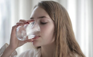 Κρύο VS Ζεστό νερό: Τι είναι καλύτερο να πίνεις;