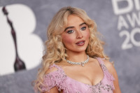 Η Sabrina Carpenter δημιούργησε τη δική της «Geri Halliwell» στιγμή στα Brit Awards