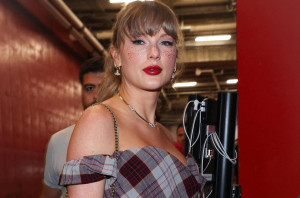 Οι φακίδες από glitter της Taylor Swift έχουν ρίξει το διαδίκτυο - Βρήκαμε ποια patches επέλεξε