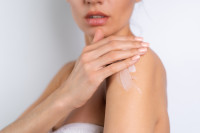 Body Lotion vs. Body Oil: Ποιο είναι το απόλυτο ενυδατικό;