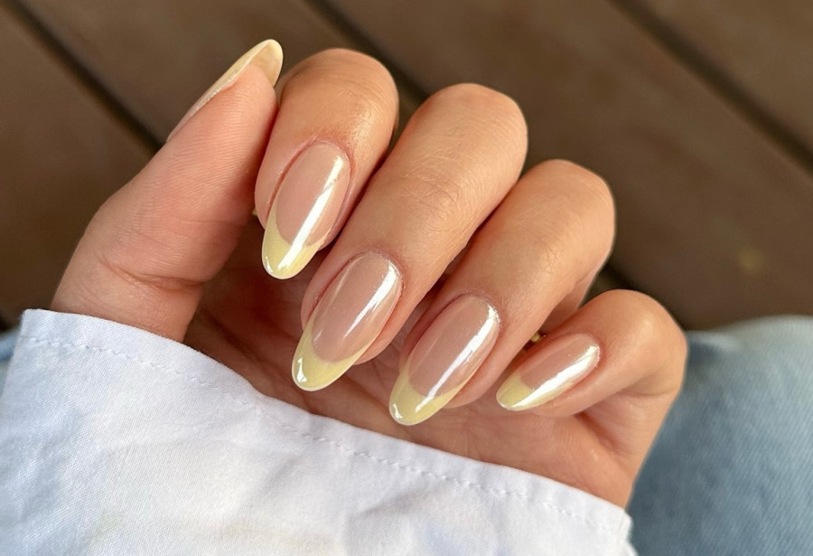 Yellow Chrome Nails: Το τέλειο μεταβατικό μανικιούρ για την άνοιξη