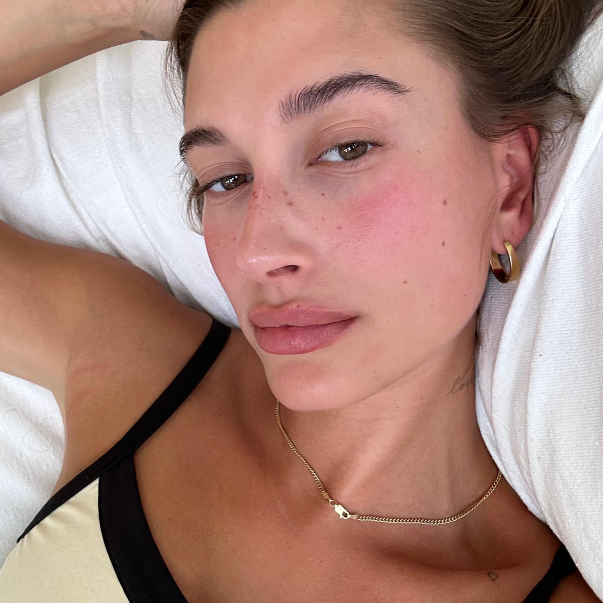 Νέα μαμά με μωρό; Η Hailey Bieber έψαξε για σένα την τέλεια μάσκα ματιών για ξεκούραστο βλέμμα