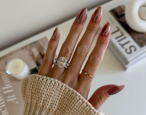 Τα Mocha Mousse Nails είναι η τάση που πρέπει να δοκιμάσεις το 2025