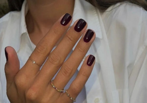 Τα Black Cherry nails είναι το μόνο μανικιούρ που θα θέλεις να έχεις όλο το φθινόπωρο