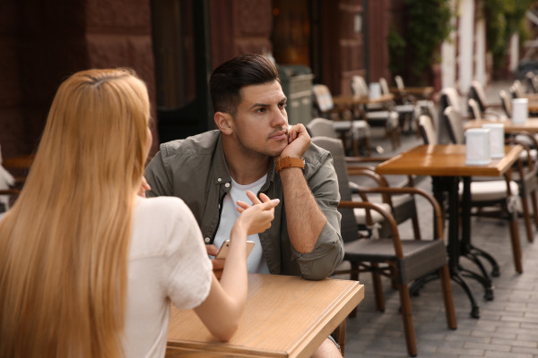 8 Ξεκάθαρα σημάδια ότι απλώς δεν σε γουστάρει (και ήρθε η ώρα να το αποδεχτείς)