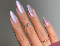 Τα Strawberry Milk nails είναι η πιο γλυκιά τάση στο μανικιούρ που θα λατρέψεις αυτόν τον χειμώνα