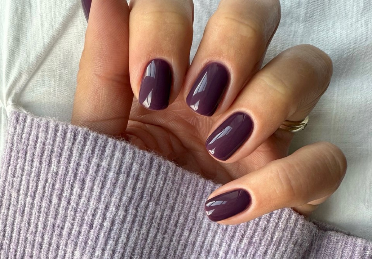 Italian Plum Nails: Η hot απόχρωση στο μανικιούρ που θα βλέπεις παντού τη νέα σεζόν