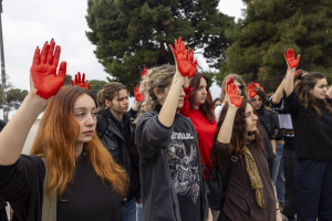 Καλλιτέχνες και συγγενείς θυμάτων μιλούν για τη συγκέντρωση για τα Τέμπη: «Να αφήσουμε τους καναπέδες μας γιατί εμείς έχουμε ακόμα οξυγόνο»