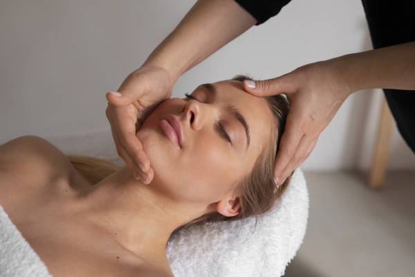 Buccal massage: Η τεχνική μασάζ για σμιλεμένα ζυγωματικά και φυσικό face lift