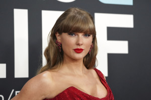 Το αγαπημένο κόκκινο κραγιόν της Taylor Swift έγινε…βερνίκι νυχιών